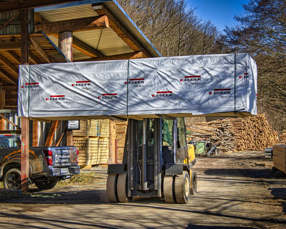 Gabelstapler im Sägewerk Diehl transportiert ein verpacktes Paket EGGER OSB-Platten zum Lager