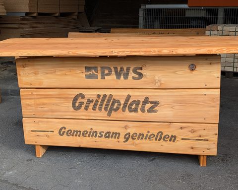 Massive Outdoor-Theke aus Holz mit gefrästem PWS-Schriftzug – gefertigt vom Sägewerk Diehl für die Firma PWS in Neunkirchen